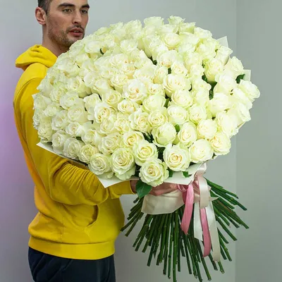 Фотка 101 белой розы на фоне роскошного интерьера