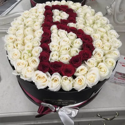 Фотография 101 белой розы в романтической обстановке