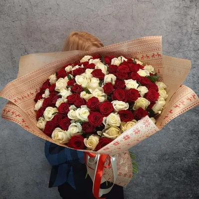 Красивое изображение 101 розы 50 см на веб-странице