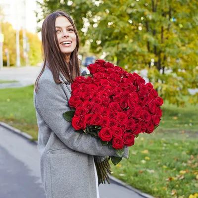 Изысканное фото 101 розы в руках
