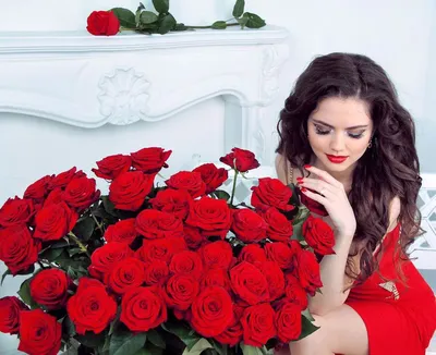 Ошеломляющая картинка: 101 роза в руках