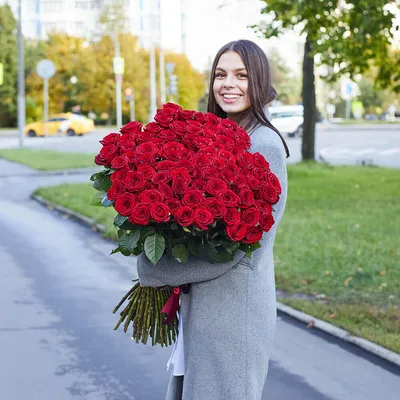 Изумительная фотография 101 розы в руках