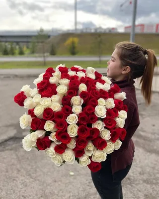 Фото 101 розы в руках: великолепный выбор для вашего дома