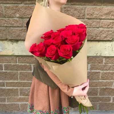 Удивительное фото 15 красных роз в высоком качестве
