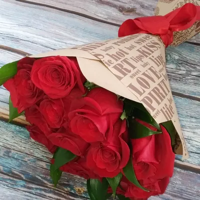 Букет из 15 роскошных красных роз на фото