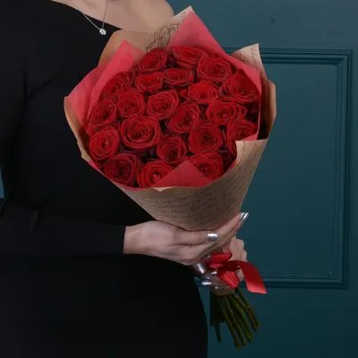 Букет из 21 роз на живописном снимке