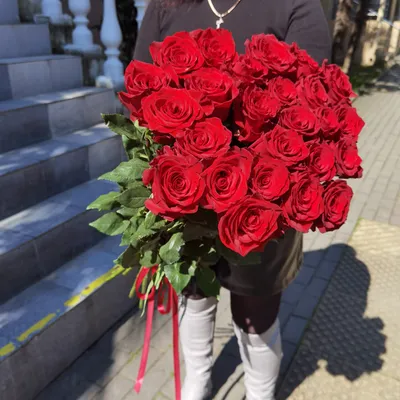 Уникальное изображение 25 красных роз доступно для загрузки в нескольких форматах