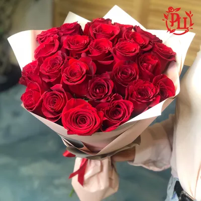 Впечатляющие кадры 25 красных роз на ваш выбор