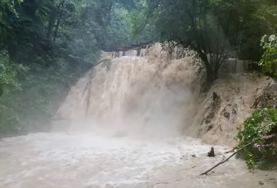 Фотография водопада '33 водопада': выберите формат и размер изображения для скачивания и сохранения на страницу