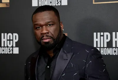 Фото музыканта 50 Cent на черном фоне