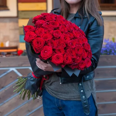 Улыбающаяся девушка держит 51 розу: красивое изображение для скачивания в png