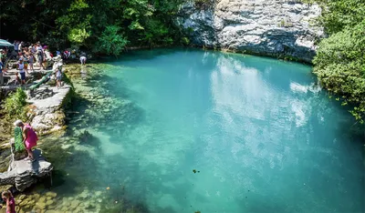 Изображения голубого озера в Абхазии для скачивания