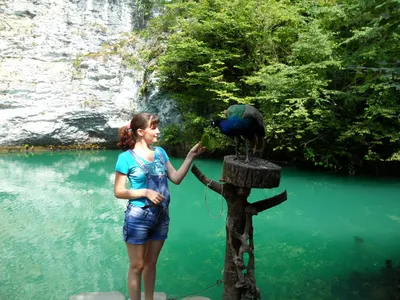 Величественное голубое озеро в Абхазии в формате PNG