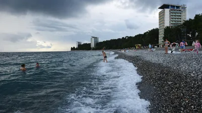 Погрузитесь в атмосферу пляжей Абхазии с помощью фотографий
