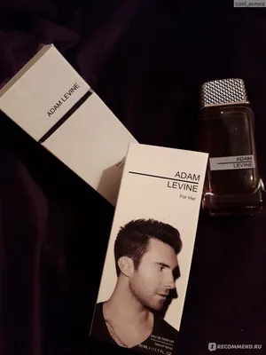 Adam Levine с микрофоном - эмоциональная фотография