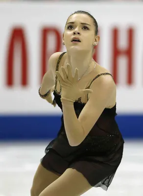 Прекрасная Аделина Сотникова на фото во время выступления