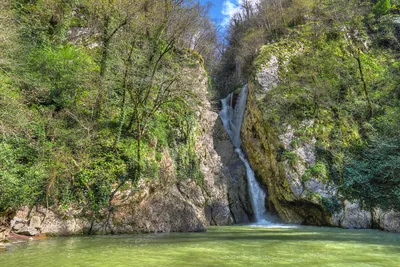 Погрузитесь в мир Агурских водопадов с помощью фотографий в высоком качестве