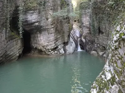 Фотоэкскурсия к Агурским водопадам: погрузитесь в красоту