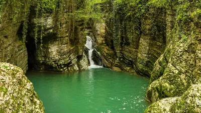 Волшебство струящейся воды на фото Агурских водопадов