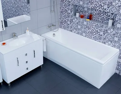 Фото акриловой ванны с экраном для просторной ванной комнаты
