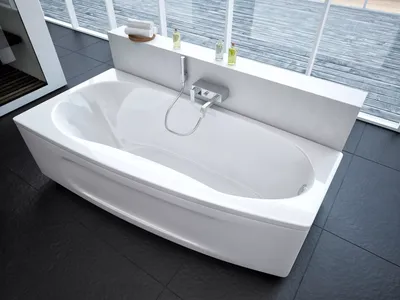 Фото акриловой ванны с экраном для роскошной ванной комнаты