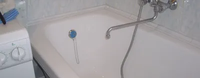 Картинка ванной комнаты с акриловой вставкой в ванну