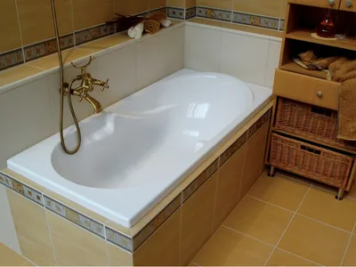 Изображение ванной комнаты с акриловой вставкой в ванну