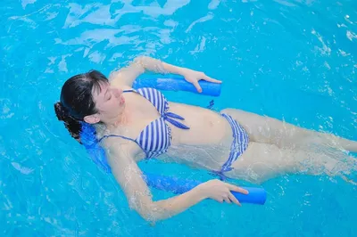 Веселые тренировки в воде: смешные фотографии аквааэробики!