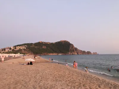 Фотографии пляжа Клеопатры с пляжными зонтиками