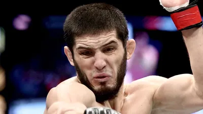 Фото бойца UFC Александра Волкановски на фоне знаменитых достопримечательностей