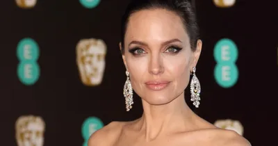 Редкие снимки Анджелины Джоли в роли Александра: великолепное качество
