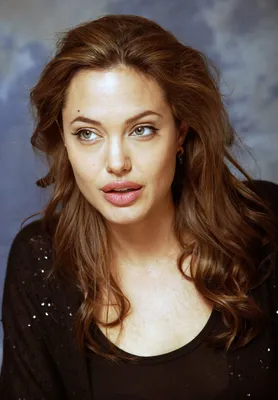 Картинки Анджелины Джоли в черно-белом стиле