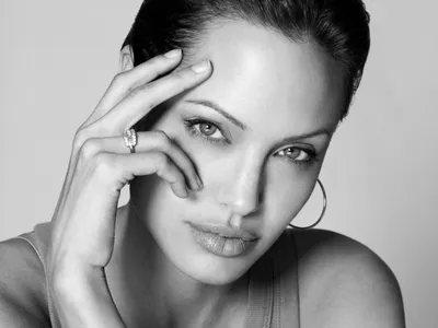 Анджелина Джоли: красота в каждой фотографии 