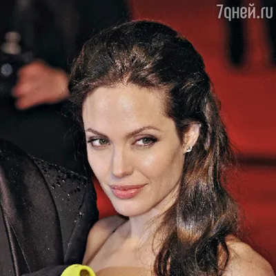 GIF с Анджелиной Джоли из фильма Турист на экране телефона