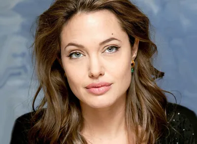 Фотография Анджелины Джоли в HD из фильма Турист: идеальный выбор для стильного оформления.