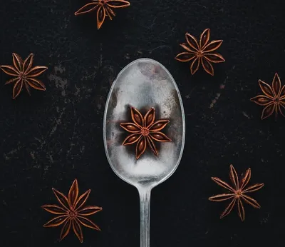 Фотография бутылки анисовой водки с клубникой