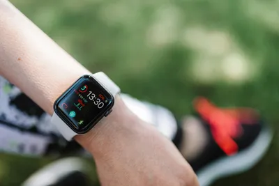 Обои на айфон с изображением стильных Apple Watch