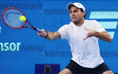 Фото Аслана Карацева с теннисной ракеткой в руках