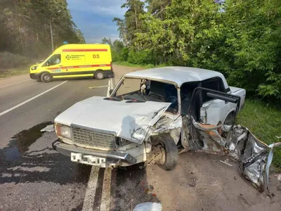 Фотография поврежденного автомобиля для скачивания