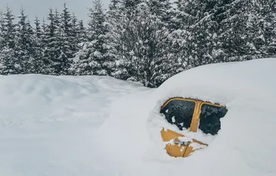 Авто в зимнем плену: бесплатные фотографии для скачивания в высоком разрешении.