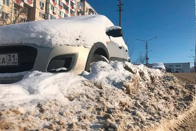 Изображение автомобиля в снегу: Бесплатные обои на рабочий стол