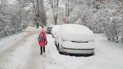 Фон с зимней дорогой и автомобилем