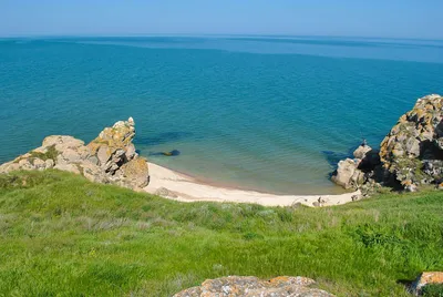 Солнце, песок и волны: Загляните на фото пляжа Азовского моря и ощутите атмосферу лета