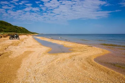 Фотография Азовского моря в хорошем качестве: отражение неба на воде.