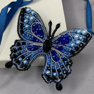 Фотография синей бабочки, покоряющей своими цветами