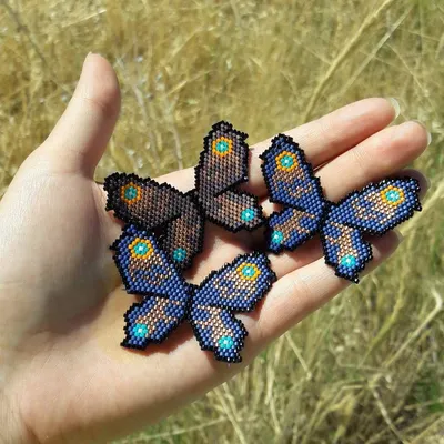 Прекрасные бабочки из бисера на странице фотографий