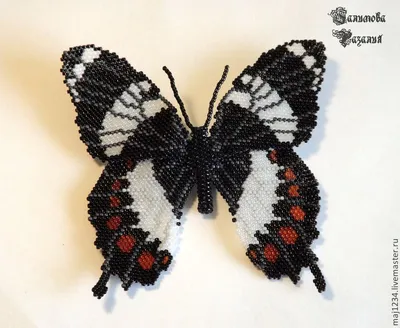 Наслаждайтесь изображением бабочек из бисера