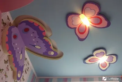Фотка с красочными бабочками на потолке