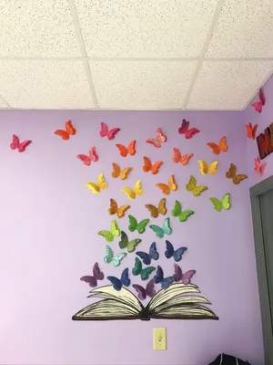 Блестящие бабочки на потолке