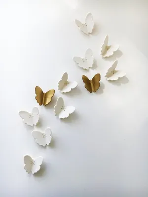Создайте потрясающую декоративную стену с помощью самодельных бабочек